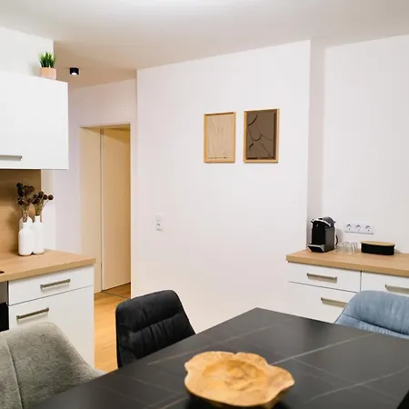 Spacious Family Apartment, Free Parking, 6 Guests לנדשט
