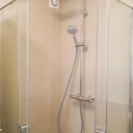 Spacious Family Apartment, Free Parking, 6 Guests דירה