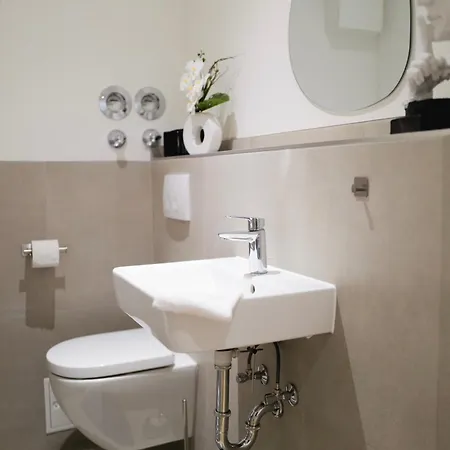 Апартаменты Spacious Family Apartment, Free Parking, 6 Guests